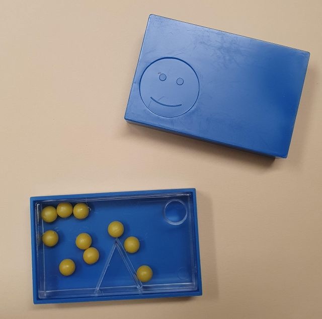 Split-Box, Schüttelbox, Farbe blau, 10 Kugeln gelb