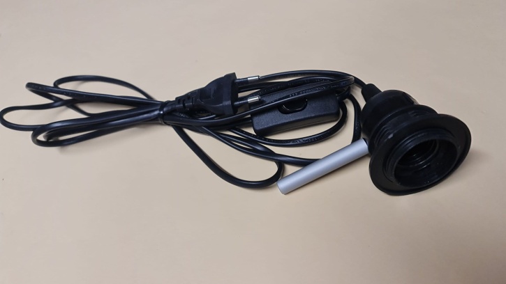Lampenfassung E 27, mit Stab und Netzkabel mit Schalter Lampenfassung E 27, mit Stab und Netzkabel mit Schalter