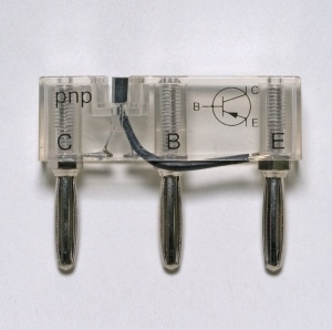 Transistor pnp auf Steckelement