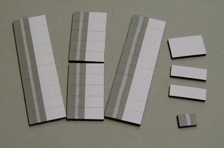 Magnetsymbol für Stundenplan, halb grau mit Streifen-halb weiß